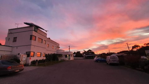 Fish Creek Hotel - Redcliffe Tourism 0