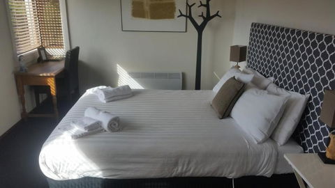 Fish Creek Hotel - Redcliffe Tourism 3