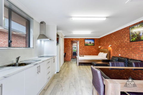 Fossicker Caravan Park - Redcliffe Tourism 0