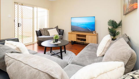 Family Comfort In Blakes Crossing Blakeview With A Short Walk To Shops And Supermarkets - Redcliffe Tourism 0