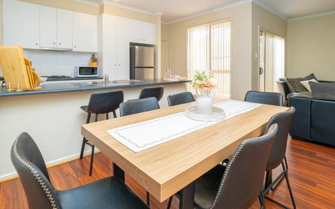 Family Comfort In Blakes Crossing Blakeview With A Short Walk To Shops And Supermarkets - Redcliffe Tourism 2