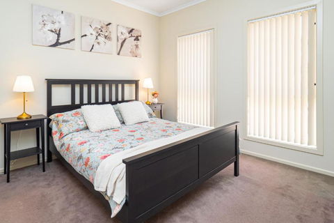 Family Comfort In Blakes Crossing Blakeview With A Short Walk To Shops And Supermarkets - Redcliffe Tourism 3