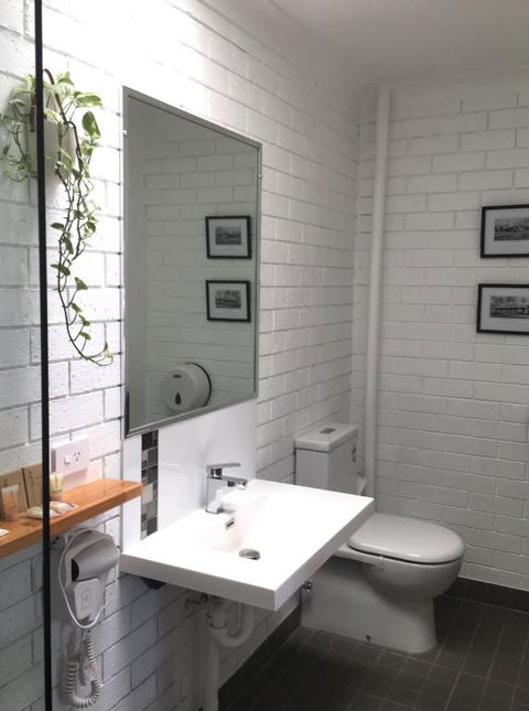 Gin Gin Village Motor Inn Motel QLD - Redcliffe Tourism 4