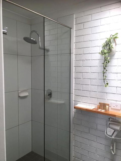 Gin Gin Village Motor Inn Motel QLD - Redcliffe Tourism 3