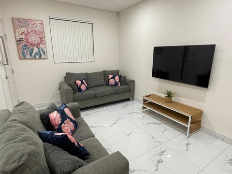 Guest House - Self Contained - Redcliffe Tourism 3