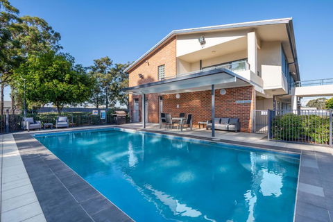 Hawkesbury Race Club Motel - Redcliffe Tourism 3