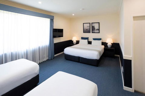 Hawkesbury Race Club Motel - Redcliffe Tourism 1