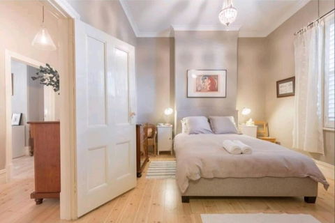 Henry Morcomb 2 Bdrm Sleeps 4 WiFi - Redcliffe Tourism 2