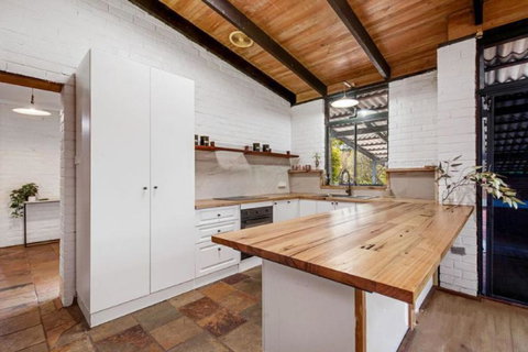 Hillside Retreat- Your Tranquil Home Away - Redcliffe Tourism 1