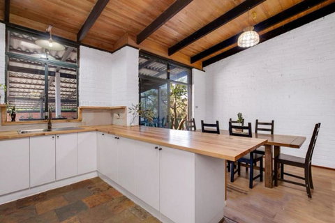 Hillside Retreat- Your Tranquil Home Away - Redcliffe Tourism 3