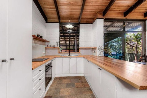 Hillside Retreat- Your Tranquil Home Away - Redcliffe Tourism 2