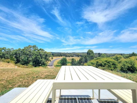Hilltop Retreat Creswick - Redcliffe Tourism 0