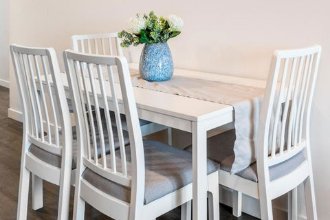 Impeccable 2-Bed With Pool & Outdoor Dining - Redcliffe Tourism 3