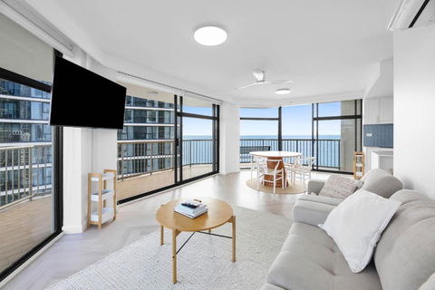 Impeccable Oceanfront 2-Bed With BBQ, Views & Pool - Redcliffe Tourism 1