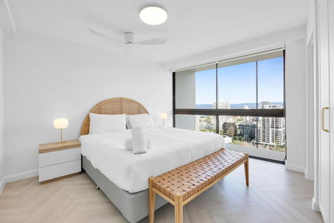 Impeccable Oceanfront 2-Bed With BBQ, Views & Pool - Redcliffe Tourism 2