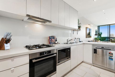 Impeccably Chic 2-Bed With Views & Fab Amenities - Redcliffe Tourism 3