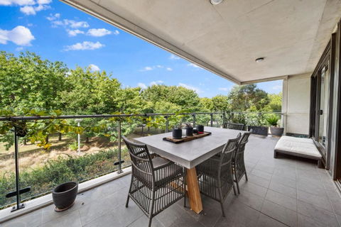 Impeccably Chic 3-Bed Apartment Just Outside CBD - Redcliffe Tourism 0