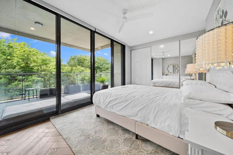 Impeccably Chic 3-Bed Apartment Just Outside CBD - Redcliffe Tourism 3