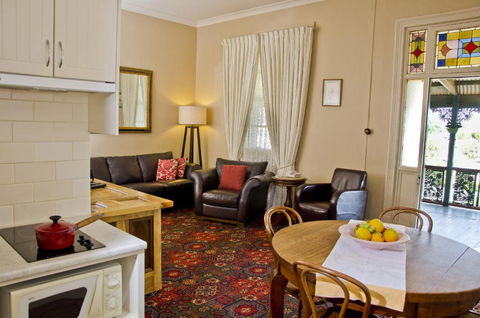 Imperial Fine Accommodation - Redcliffe Tourism 2