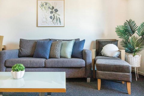 Inner Bloom - Tropical Chic In The CBD - Redcliffe Tourism 1