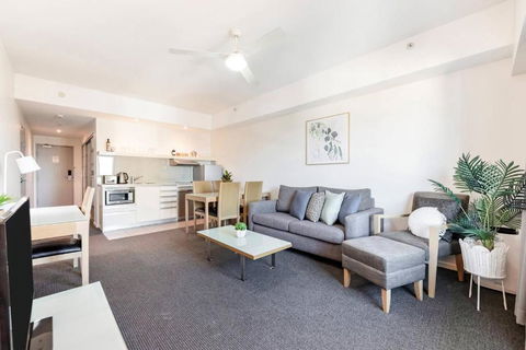 Inner Bloom - Tropical Chic In The CBD - Redcliffe Tourism 2