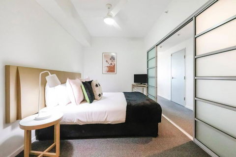 Inner Bloom - Tropical Chic In The CBD - Redcliffe Tourism 3