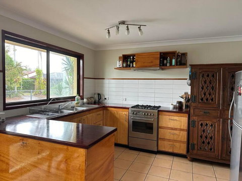 House And Van On The River - Redcliffe Tourism 2