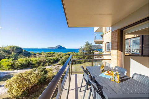 Intrepid, 15 3 Intrepid Close - Right On The Beachfront And WiFi - Redcliffe Tourism 3