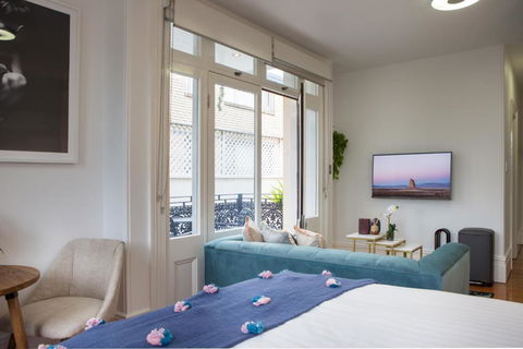 Intimate Studio Apartment With Balcony In Glebe - Redcliffe Tourism 0