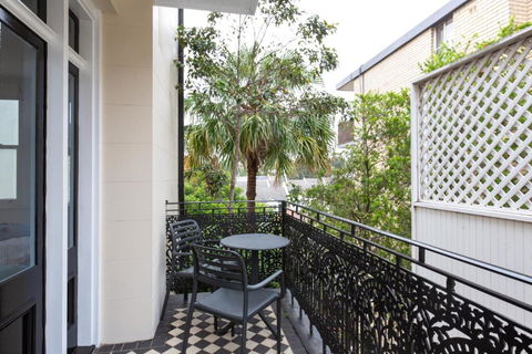 Intimate Studio Apartment With Balcony In Glebe - Redcliffe Tourism 2