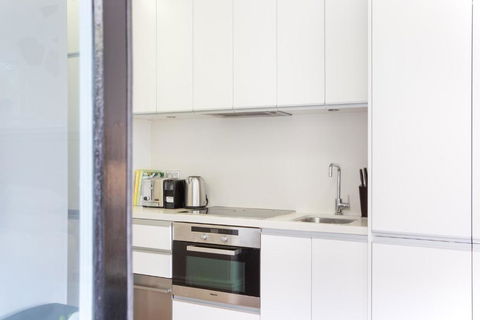 Intimate Studio Apartment With Balcony In Glebe - Redcliffe Tourism 3