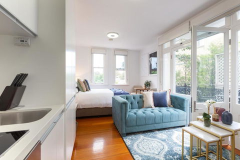 Intimate Studio Apartment With Balcony In Glebe - Redcliffe Tourism 1