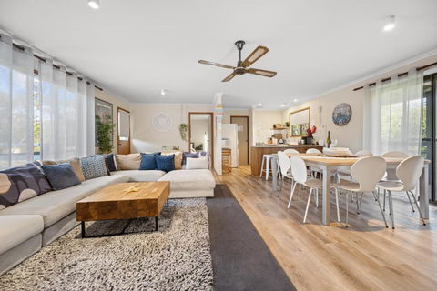 INVERLOCH - 2 Separate Houses In One! - Redcliffe Tourism 2
