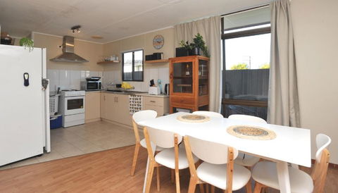 Investigator Beach Breeze Apartments U3 - Redcliffe Tourism 1