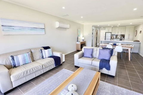 Iona Blue 3 Bedroom Townhouse 200m To Restaurants & Shops - Redcliffe Tourism 3