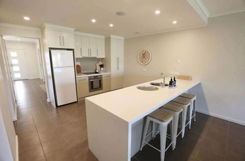 Iona Blue 3 Bedroom Townhouse 200m To Restaurants & Shops - Redcliffe Tourism 1