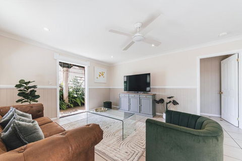 Ipswich Central Colonial 4&2 House + 2&1 Apartment - Redcliffe Tourism 3