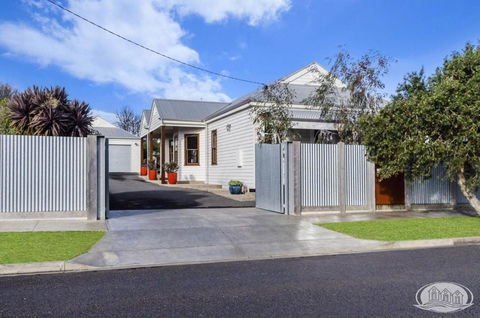 Ironbark Abode - Redcliffe Tourism 0