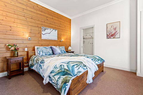 Ironbark Abode - Redcliffe Tourism 3