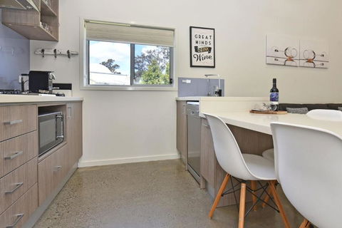 Ironbark Hill Villa 2 Aneis - Redcliffe Tourism 3