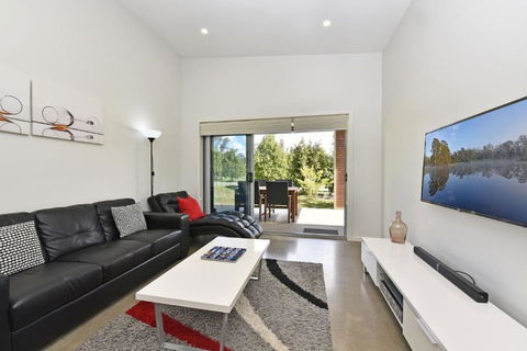 Ironbark Hill Villa 2 Aneis - Redcliffe Tourism 1