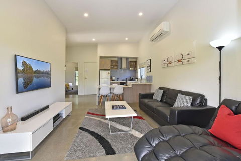 Ironbark Hill Villa 2 Aneis - Redcliffe Tourism 2