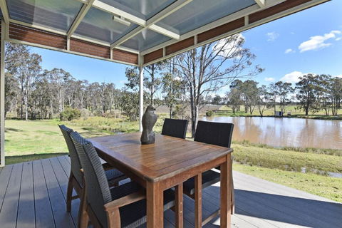 Ironbark Hill Villa 2 Aneis - Redcliffe Tourism 0