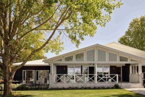 Isca House, Exeter, NSW - Redcliffe Tourism 1