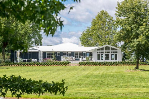 Isca House, Exeter, NSW - Redcliffe Tourism 0