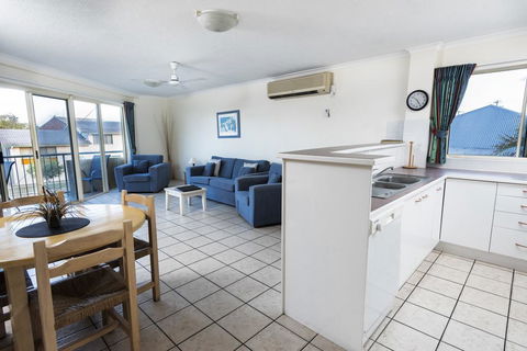 Alexander Beachfront Apartments - Redcliffe Tourism 3