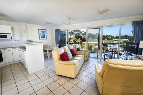 Alexander Beachfront Apartments - Redcliffe Tourism 2