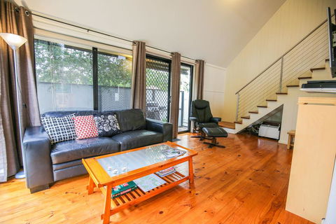 Allambie Cottages - Villa 1 - Redcliffe Tourism 2