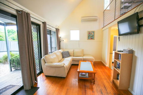Allambie Cottages - Villa 3 - Redcliffe Tourism 2