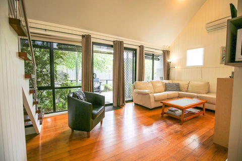 Allambie Cottages - Villa 3 - Redcliffe Tourism 3